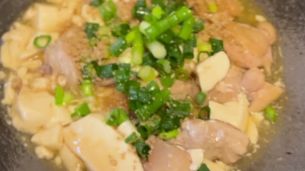 鶏もも肉と豆腐の和風あんかけに刻みねぎとすりごまをのせた筋トレ飯