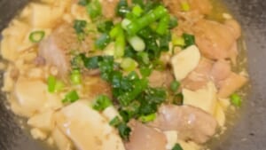鶏もも肉と豆腐の和風あんかけに刻みねぎとすりごまをのせた筋トレ飯
